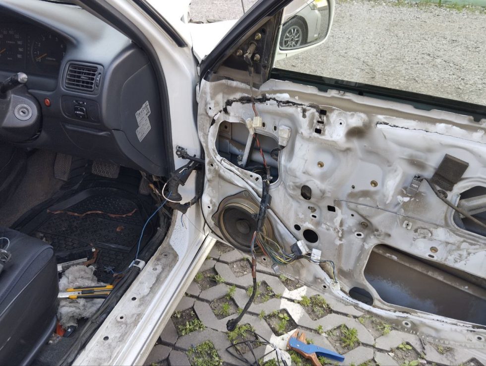 Устранение проблемы с зарядкой и стеклоподъёмниками на автомобиле Toyota Carib